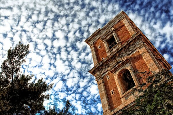 Torre antigua contra el cielo nublado