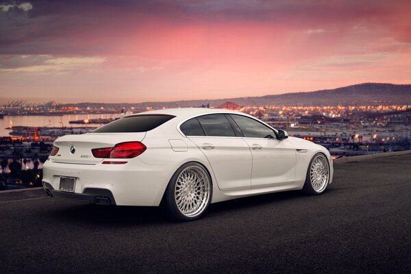 BMW blanco con Tuning fresco