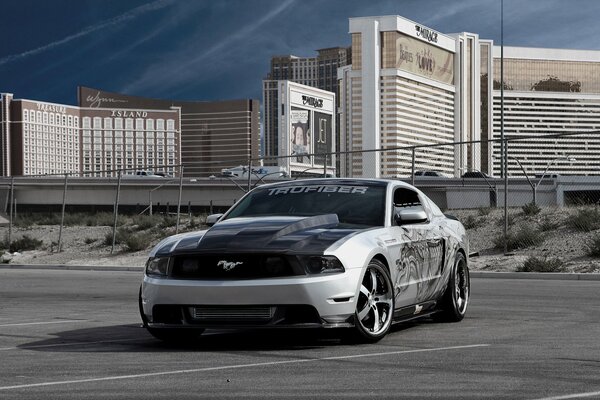 Ford Mustang sur fond de maisons