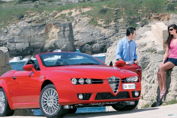 Viaggio romantico in montagna in auto rossa