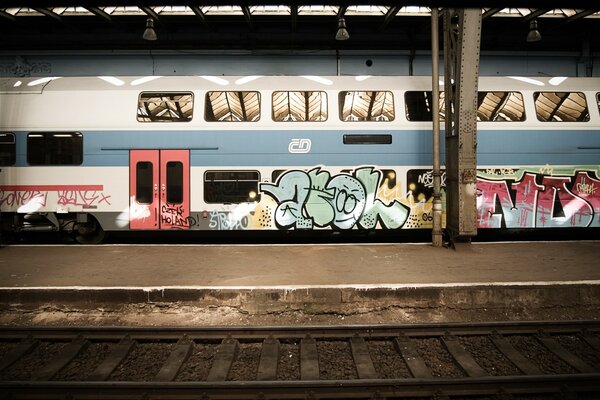 On a brown background, a train with graffiti