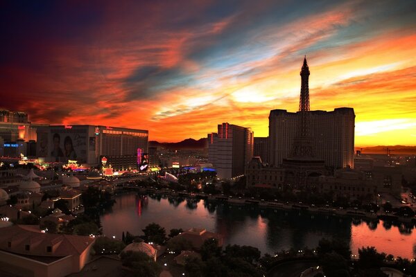 Aube lumineuse des fenêtres du casino de Vegas