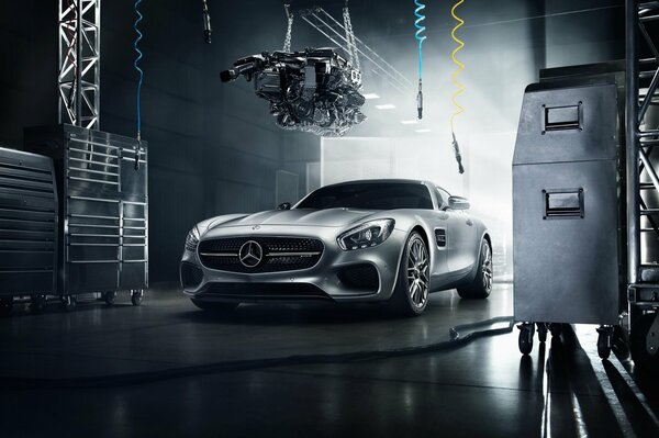 Silber Mercedes-benz amg gt s 2016 in der Garage