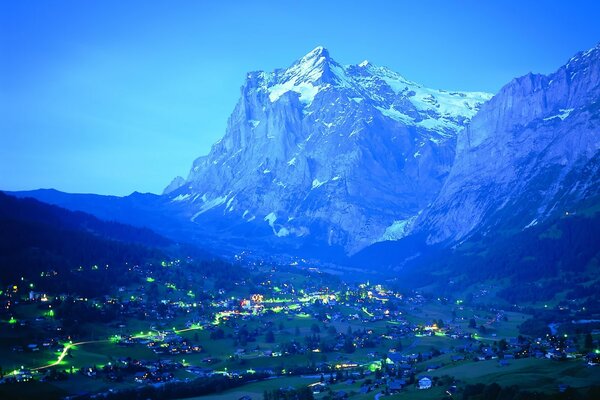 Ville dans les montagnes. Lumières de la ville