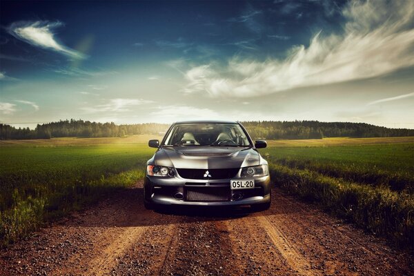 Voiture Mitsubishi sur terre sur fond de nuages