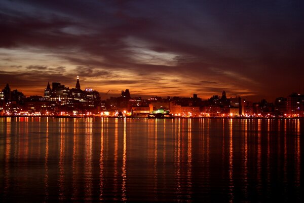 Reflejo de las luces de la ciudad en el agua por la noche