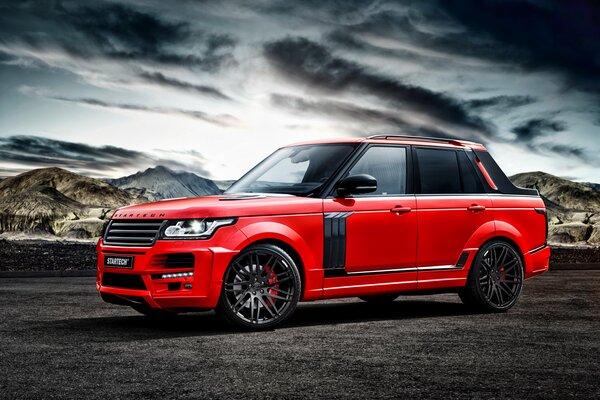 Der rote Range Rover unter dem Bleihimmel