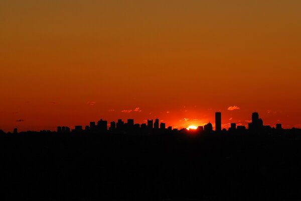 Fantastique beau coucher de soleil sur la métropole