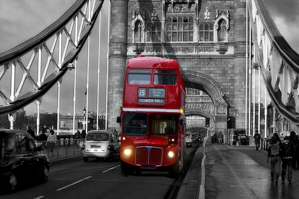 Лондонский автобус красного цвета на мосту