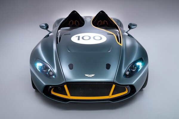 Aston martin cc100 изображенный в профиль на сером фоне