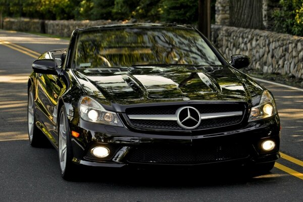 Mercedes schwarz auf der Straße