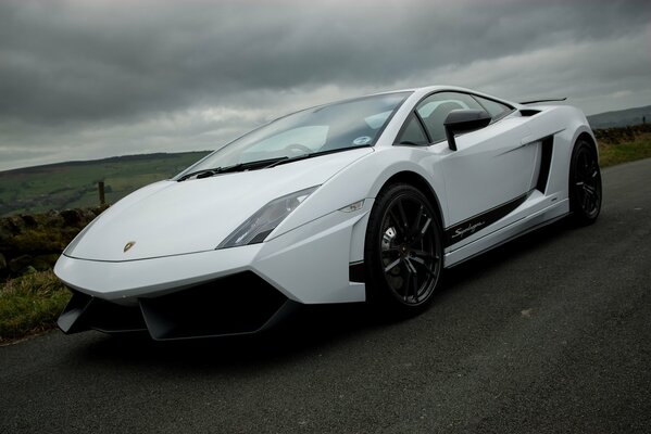 Lamborghini blanco contra un cielo tormentoso