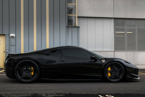 Ferrari negro con ruedas impresionantes