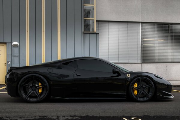 Ferrari nera con ruote fantastiche