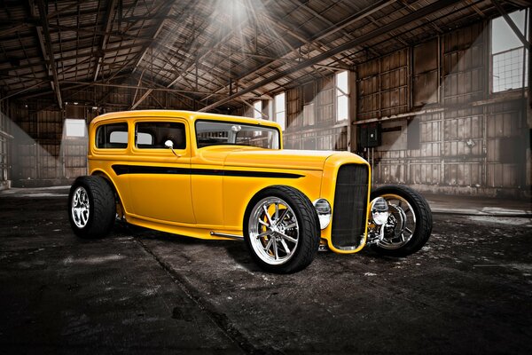 Klasyczny żółty retro samochód Hot Rod w hangarze