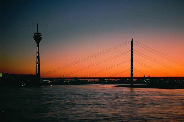 Nachtstadt. Eine Brücke. Sonnenuntergang