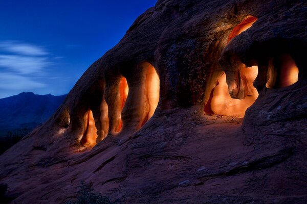 Noche en las montañas, estando en una cueva con Luz