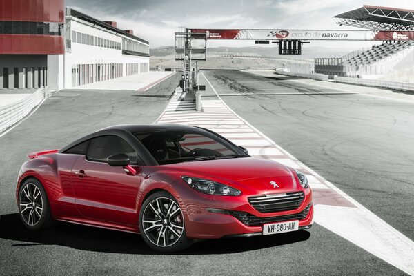 2014 roter Peugeot rcz auf der Strecke