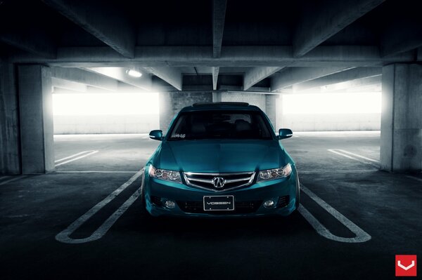 Accord bleu sur le parking dans la jungle de béton