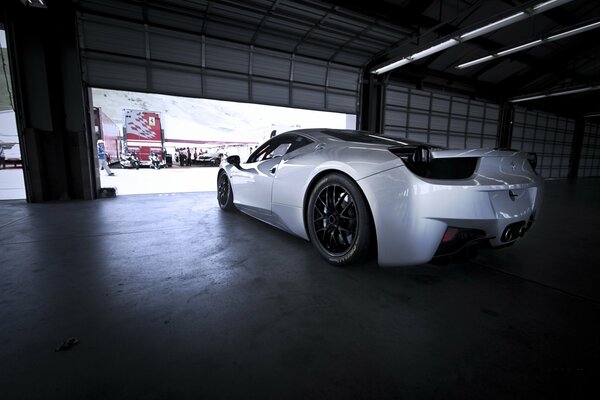 Ferrari 458 argent vue arrière