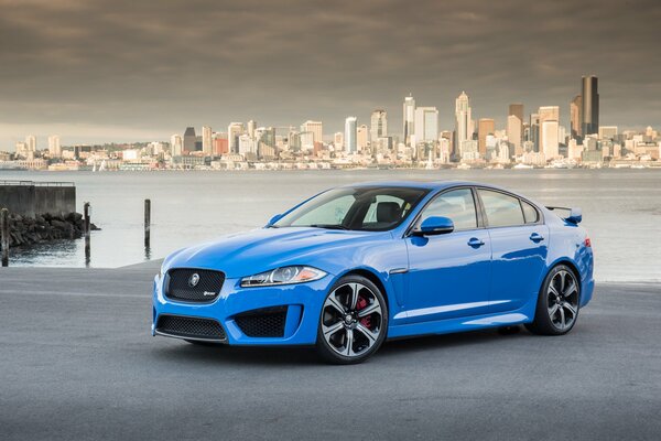 Jaguar xfr -s Auto ist blau im Hintergrund der Stadt