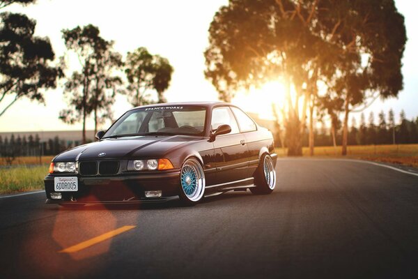 BMW E36 sullo sfondo dell alba