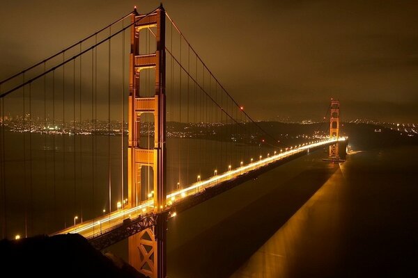 Fotografía nocturna del puente de San Francisco