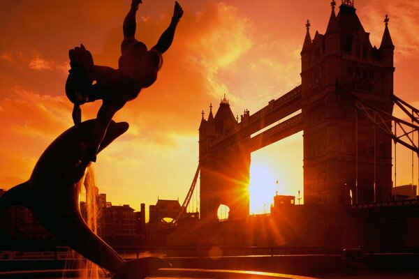 Coucher de soleil rouge près du pont en Angleterre