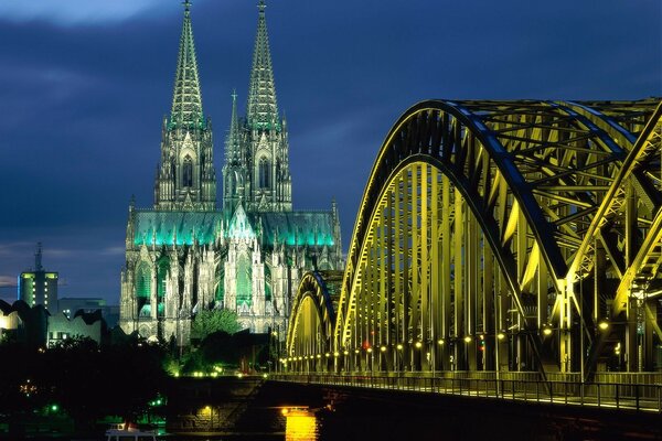 Puente cerca de la catedral. Alemania