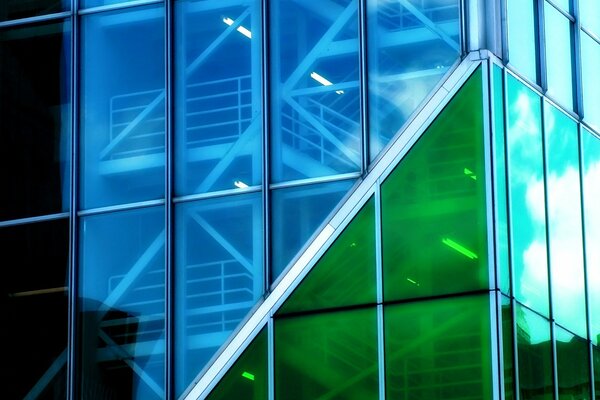 Edificio de vidrio con colores azul y verde