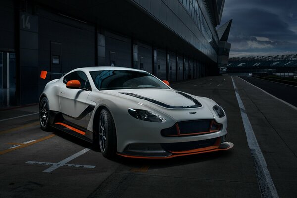 Voiture de course aston martin