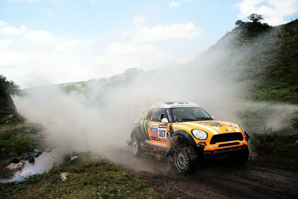 Mini Cooper de carreras en la pista