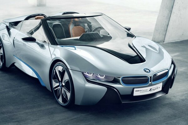 Grigio BMW convertibile con fari inclusi