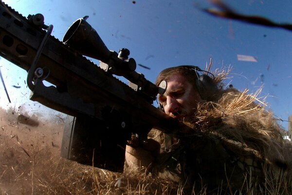 Sniper avec vis. Viseur. Sniper dans l herbe. Déguisement