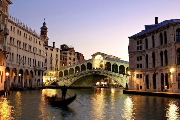 Venise du soir avec gandola au coucher du soleil