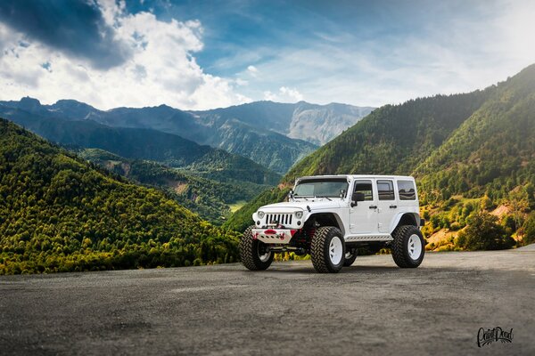 SUV avec un beau paysage de montagne