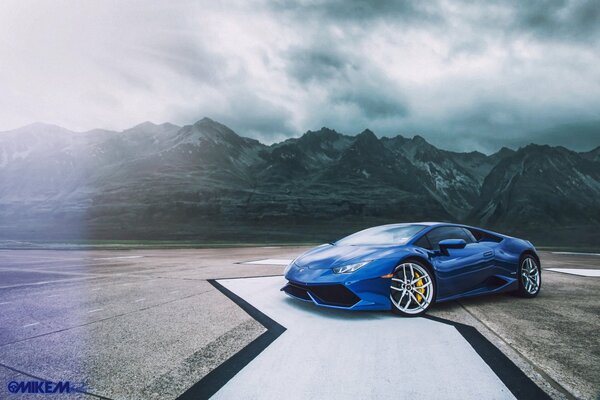 Lamborghini bleu sur fond de montagnes rocheuses