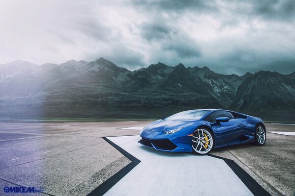 Lamborghini blu sullo sfondo delle montagne rocciose