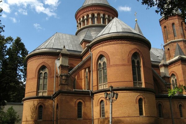 Kirchenhof aus rotem Backstein