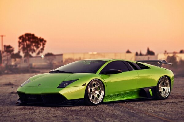 Lamborghini de color verde claro en el fondo de la ciudad