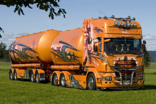 Orange Scania LKW im Feld