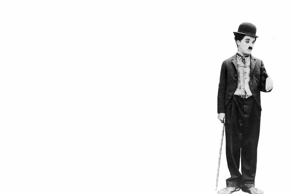 El actor Charlie Chaplin sobre fondo blanco