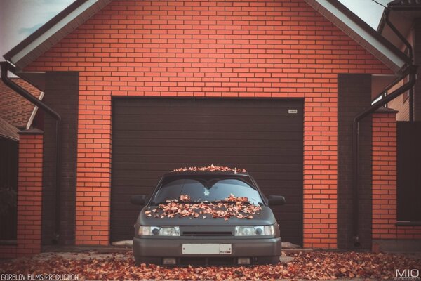 Photo a car in autumn leaves