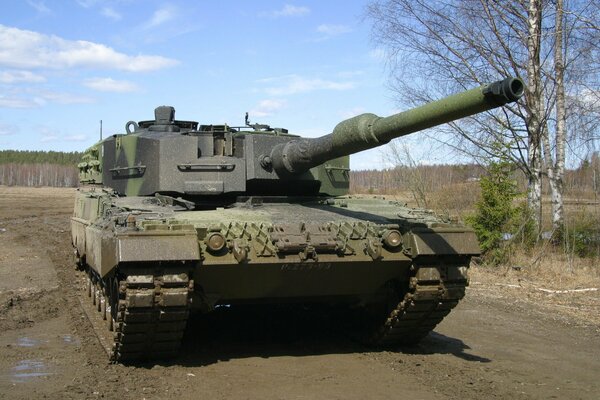 Tanque en el campo. El cañón del tanque. Equipo militar. Armadura