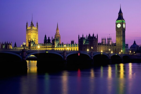 Londra Big Ben alla luce della Luna