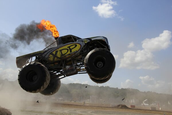 Diesel monster truck na torze