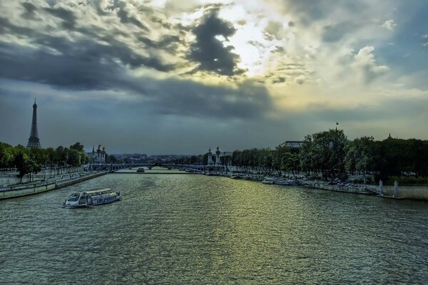 Fantastique belle promenade en bateau sur la rivière dans la soirée