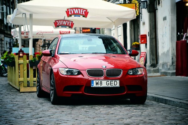 Czerwone BMW z polskimi numerami