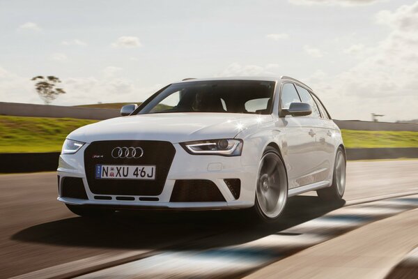 Coche Audi blanco en el fondo de la carretera