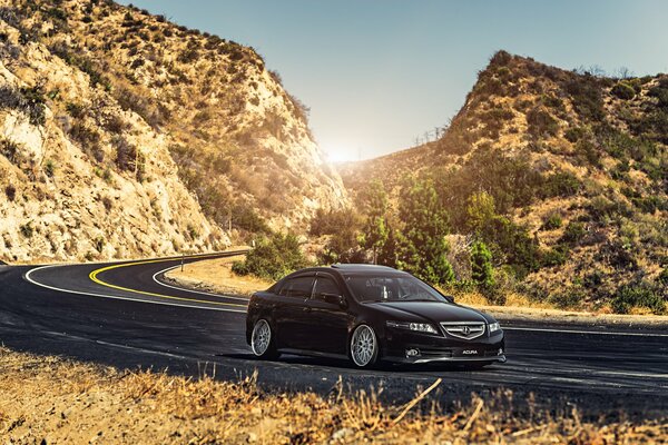 Honda Accord jedzie drogą w górach